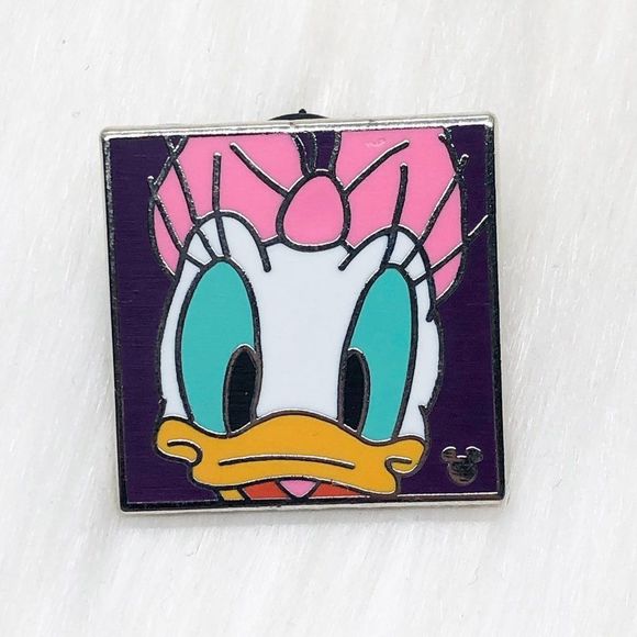 🔮 5/$25 Disney Purple Daisy Duck Pin - Picture 1 of 3
